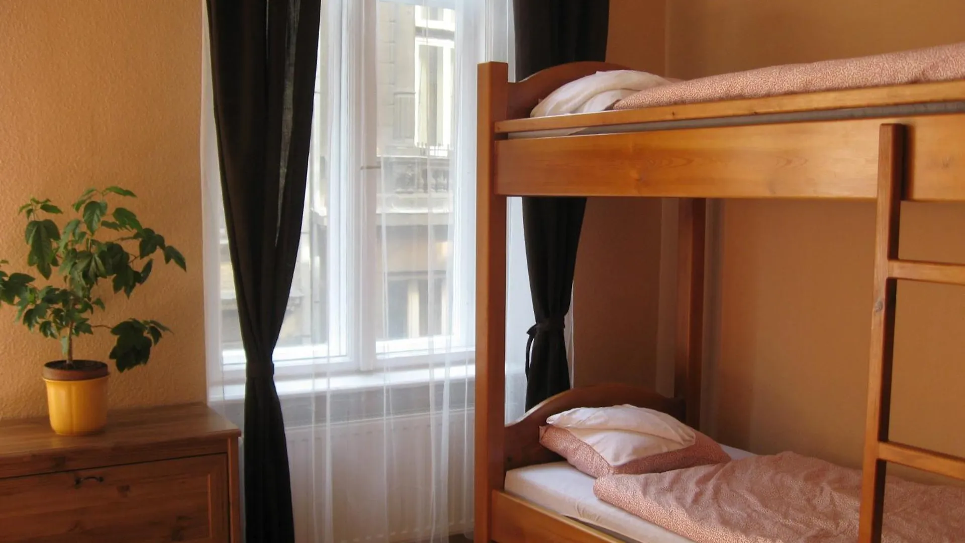 Corvin Point Rooms And Apartments Budapest Maison d'hôtes