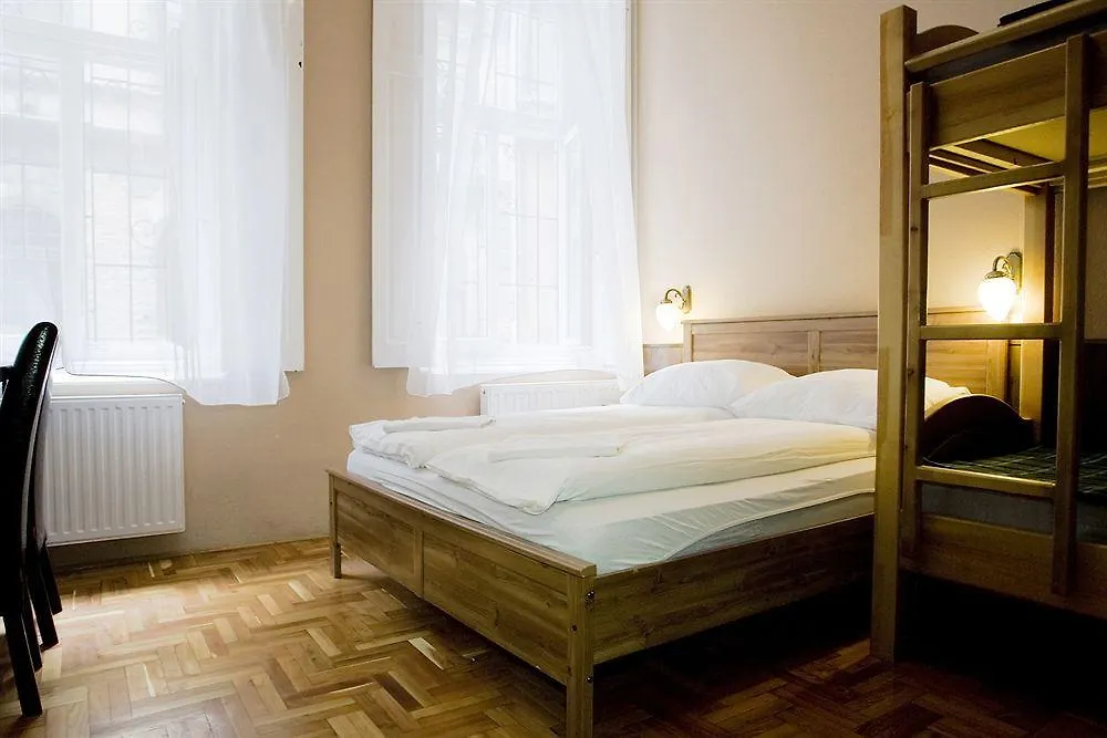 Corvin Point Rooms And Apartments Budapeşte 3*,